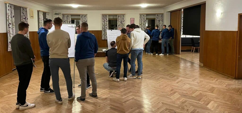 Das Bild veranschaulicht eine Gruppenarbeit beim Mentaltraining im Sport.